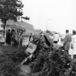 128468 Afbeelding van een verongelukte auto op de Kardinaal de Jongweg te Utrecht, ter hoogte van de kruising van met ...