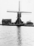 93453 Gezicht over de Angstel op de Oukoper Molen (Angstelkade 12) te Nieuwersluis (gemeente Loenen aan de Vecht).