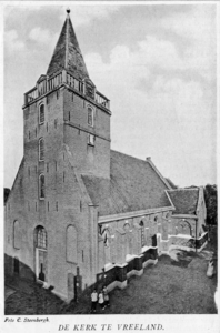 93520 Gezicht op de toren en de rechtergevel van de Nederlands Hervormde Sint Nicolaaskerk (Kerkplein 1) te Vreeland ...