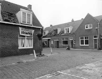 128917 Gezicht op de hoek Klimopstraat (voorgrond) / Mahoniestraat te Utrecht, met links een spandoek voor het behoud ...