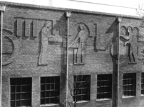 129026 Afbeelding van het baksteenreliëf in de aan de Overste den Oudenlaan gelegen gevel van de bandenfabriek U.B.O. ...