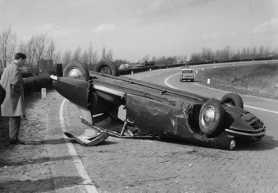 128120 Afbeelding van de verongelukte auto (Citroën DS) van dr. F.A. de Graaff (secretaris van Prins Bernhard) in de ...