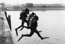 128123 Afbeelding van enkele leden van de duikteam van de Utrechtse brandweer tijdens een sprong in de Veemarkthaven te ...