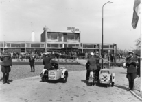 129033 Gezicht op het Motel Bunnik (Motoresto Bunnik) aan de Rijksweg 12 te Bunnik, met twee wegenwachters op een motor ...