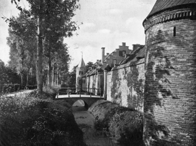 93614 Gezicht op de voorgevel en de toegangsbrug van het kasteel Sypestein (Nieuw-Loosdrechtsedijk 146-150) te ...