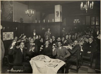 129053 Afbeelding van leden van de studentenvereniging Veritas tijdens de zogenaamde speenvarkenfuif in de Dietsche ...