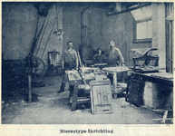 119194 Interieur van de Drukkerij van het Utrechts Nieuwsblad (Rietsteeg) te Utrecht: stereotypie-inrichting.N.B. Het ...