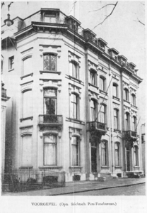 119237 Gezicht op de voorgevels van de tot één Studentenhuis samengevoegde huizen Catharijnesingel 51 (rechts)-52 te Utrecht.