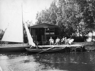 93681 Gezicht op de voorgevel van de recreatiewoning Plasland van W. Martens van Vliet aan het water in de Kievitsbuurt ...