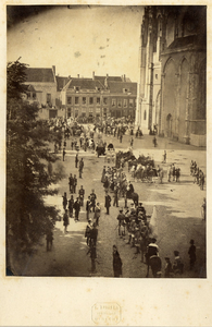 97001 Afbeelding van het verzamelen en opstellen van de verschillende groepen op het Munsterkerkhof te Utrecht bij de ...