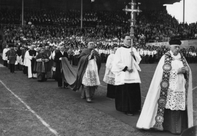 100057 Afbeelding van de viering van het 40-jarig priestersjubileum van Johannes Kardinaal de Jong in het stadion ...