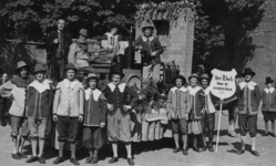 100062 Afbeelding van een wagen van drukkerij L.E. Bosch & Zn. uit de optocht Geest en Gratie ter gelegenheid van het ...