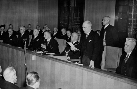 100072 Afbeelding van de installatie van burgemeester jhr. mr. C.J.A. de Ranitz in de raadzaal van het Stadhuis ...