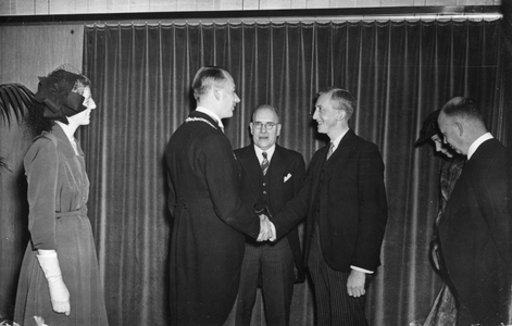 100075 Afbeelding van de receptie na de installatie van burgemeester jhr. mr. C.J.A. de Ranitz in het Stadhuis ...