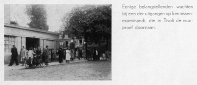 118713 Afbeelding van op examinandi wachtende belangstellenden voor het Gebouw Tivoli (Kruisstraat 1) te Utrecht.