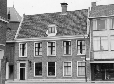 93756 Gezicht op de voorgevel van het herenhuis Nieuw-Vechtevoort (Breedstraat 15) te Maarssen.