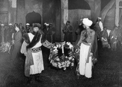 100156 Afbeelding van de opvoering van het openluchtspel Dsjenghis Khan in het kader van de viering van het 63ste ...