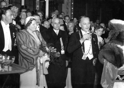 100158 Afbeelding van onder meer Prins Bernhard, Koningin Juliana en burgemeester jhr. mr. C.J.A. de Ranitz in gesprek ...