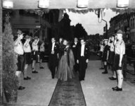 100257 Afbeelding van de aankomst van Koningin Juliana en Prins Bernhard bij het City Theater (Voorstraat 89) te ...