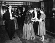100258 Afbeelding van de aankomst van Koningin Juliana en Prins Bernhard bij het City Theater (Voorstraat 89) te ...
