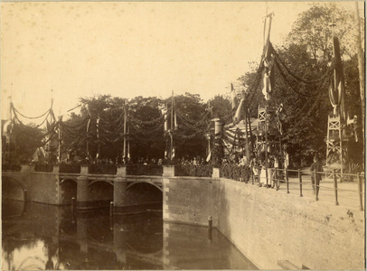 97129 Afbeelding van de versierde Tolsteegbrug over de Stadsbuitengracht te Utrecht, ter gelegenheid van de komst van ...