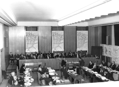 100532 Afbeelding van de (besloten) raadsvergadering over het verkeersplan voor Utrecht van de Duitse verkeerskundige ...