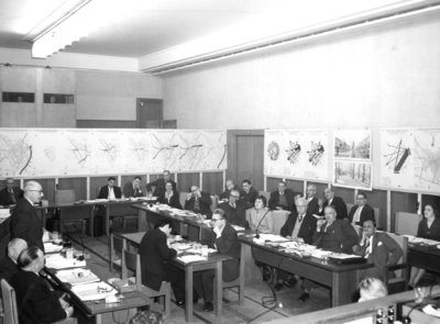 100534 Afbeelding van de (besloten) raadsvergadering over het verkeersplan voor Utrecht van de Duitse verkeerskundige ...