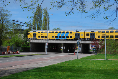 119313 Gezicht op het spoorviaduct over de Oudenoord te Utrecht, met een passerende trein.