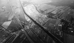 93974 Luchtfoto van Breukelen uit het zuiden; met links de rijksweg A2 en het Amsterdam-Rijnkanaal en rechts de Vecht.