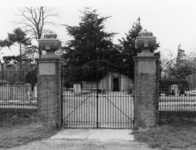 94025 Gezicht op het toegangshek van de begraafplaats aan de Groeneweg te Oud-Zuilen (gemeente Maarssen); met op de ...