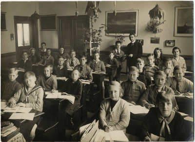 128223 Groepsportret van de kinderen in een klas met meester H. Buiskool in de Openbare Lagere School Kievitstraat 6 te ...