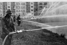 100843 Afbeelding van een oefening door de vrijwillige brandweer van de wijk Zuilen bij de vijver aan de Columbuslaan ...