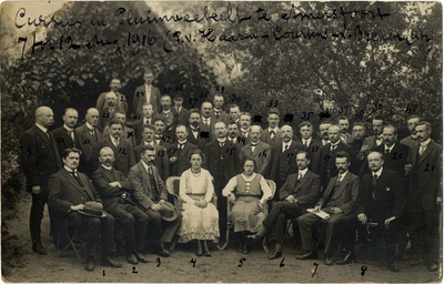 125072 Groepsportret van de deelnemers aan de cursus Pluimveeteelt die van 7 tot 12 augustus 1916 gehouden werd te ...