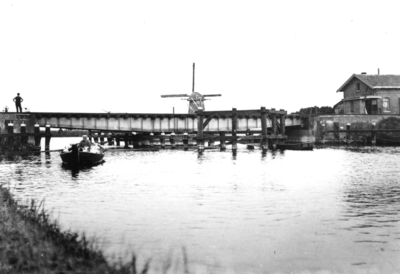 166391 Gezicht op de draaibrug over Het Deel bij Vegelingsoord, met rechts wachterswoning 116 en op de achtergrond de ...