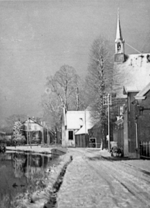 94044 Gezicht op de Vecht en de Dorpsstraat met bebouwing te Zuilen in de sneeuw uit het zuidoosten. N.B. Het dorp ...