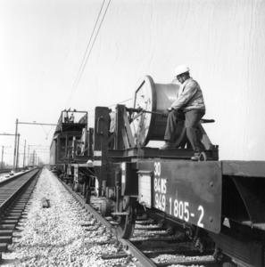 166483 Afbeelding van het draadtrekken door een medewerker van Electrorail, tijdens de aanbrengen van de bovenleiding ...