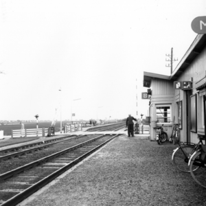 166532 Gezicht op de perrons en het overpad van het N.S.-station Martenshoek te Hoogezand-Sappemeer, met rechts een ...
