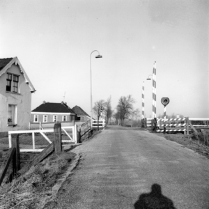 166534 Gezicht op de spoorwegovergang in de Stationsweg te Visvliet.