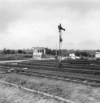 166548 Gezicht op het seinhuis Post II aan de westzijde van het emplacement van het N.S.-station Simpelveld te Simpleldveld.