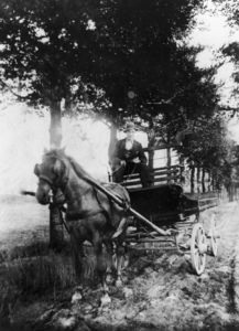 94107 Afbeelding van een paard en wagen met berijder op een zandweg te Maartensdijk. N.B. De gemeente Maartensdijk is ...