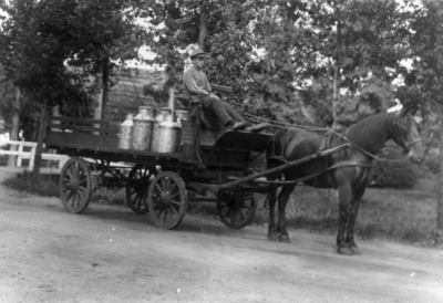 94111 Afbeelding van een paard en wagen met melkbussen en berijder op een zandweg te Maartensdijk. N.B. De gemeente ...