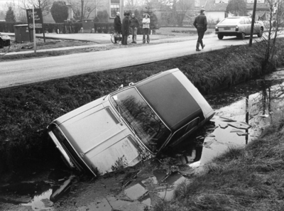 94156 Gezicht op een te water geraakte auto aan de Groenekanseweg te Groenekan (gemeente Maartensdijk).N.B. De gemeente ...