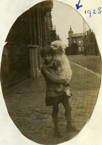 125117 Afbeelding van Margot (Gosje) Nicolaï, met haar hondje, voor haar geboortehuis J.W. Frisostraat 4 te Utrecht; op ...