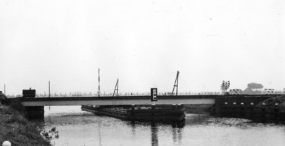 166649 Gezicht op de spoorbrug (draaibrug) over de Smildervaart (Drentsche Hoofdvaart) bij Meppel.