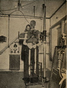 129081 Interieur van de Emmakliniek (Emmalaan 41) te Utrecht: patiënt in een röntgenapparaat.