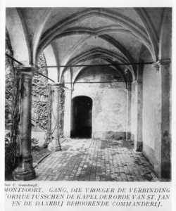 94231 Afbeelding van de kloostergang van de Johannieter Commanderij (Hofstraat 3-5) te Montfoort.