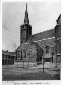94232 Gezicht op de rechtergevel en de toren van de Nederlands-Hervormde Sint Janskerk (Korte Kerkstraat 5) te Montfoort.