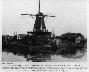 94233 Gezicht over de stadsgracht op de molen De Valk (Molenstraat 25) met omliggende bebouwing te Montfoort uit het ...
