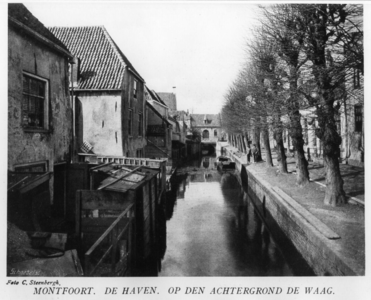 94234 Gezicht op de haven en in de Havenstraat met bebouwing en leilinden te Montfoort uit het zuidoosten.N.B. De haven ...