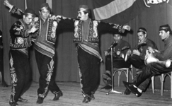 101205 Afbeelding van de uitvoering van een folkloristische dans door enkele Turkse gastarbeiders in traditionele ...